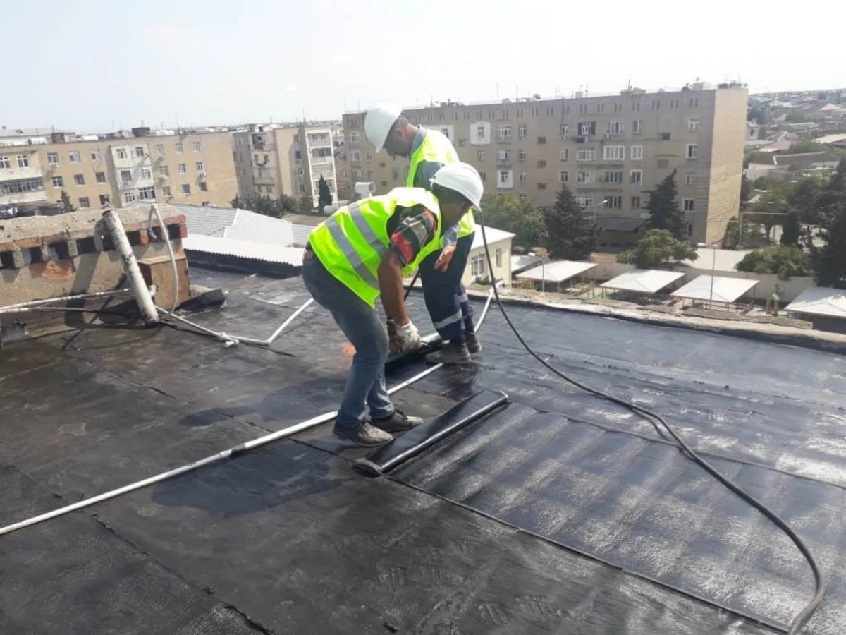 Bakıda binaların dam örtükləri təmir olunur