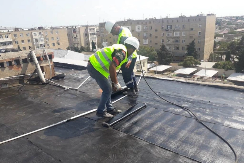 Bakıda binaların dam örtükləri təmir olunur