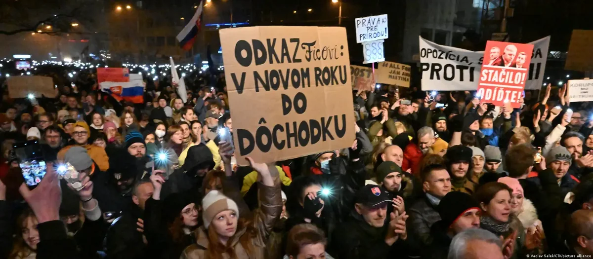 Slovakiyada hökumət əleyhinə aksiyalarda on minlərlə insan iştirak edib