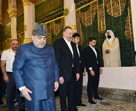 ​İlham Əliyev Mədinədə Peyğəmbər məscidini ziyarət edib