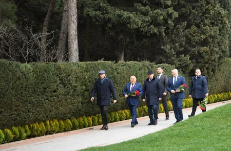 Rusiya Dövlət Dumasının nümayəndə heyəti Şəhidlər xiyabanını ziyarət edib