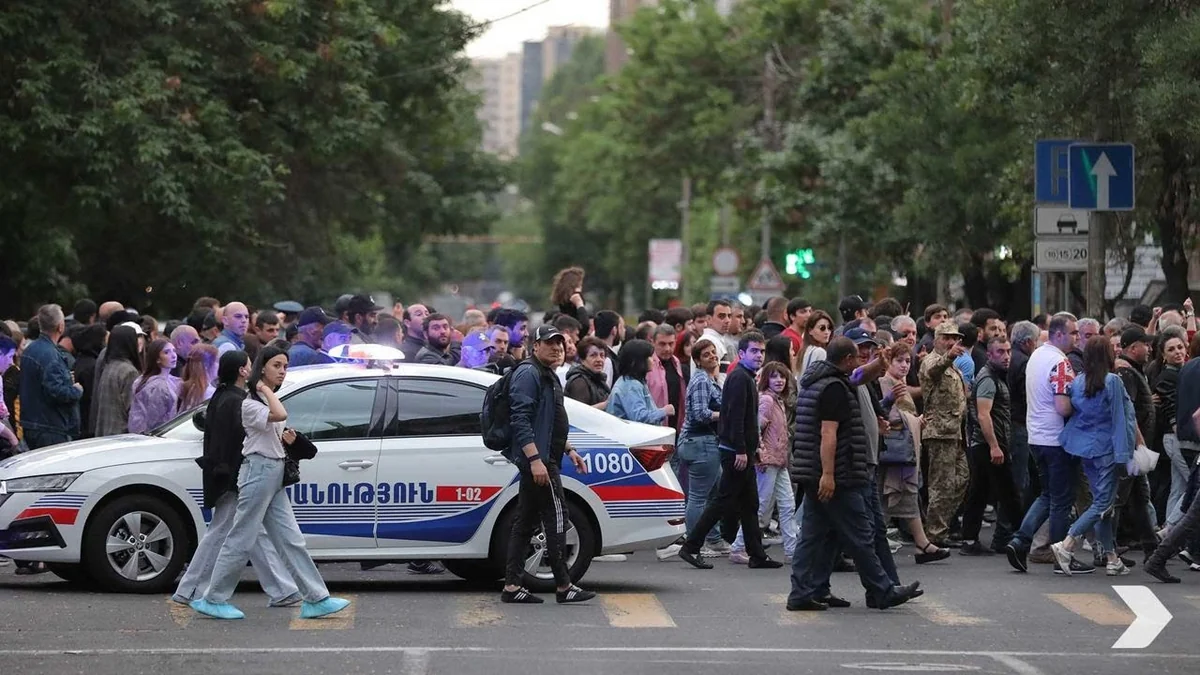 Число доставленных в полицию участников акций протеста в Ереване достигло 168