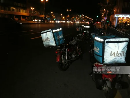 Bakıda qırmızı işıqdan keçən motosikletçini avtomobil vurub