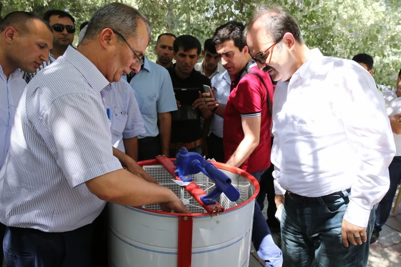 TİKA передала азербайджанским пчеловодам 35 аппаратов по сбору меда