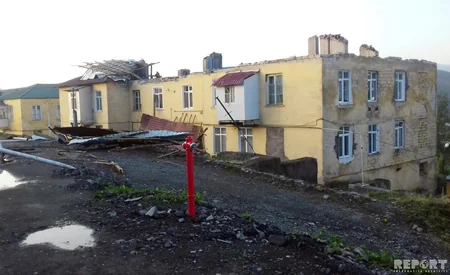 Daşkəsəndə güclü külək evlərin və inzibati binaların dam örtüklərini dağıdıb - FOTO