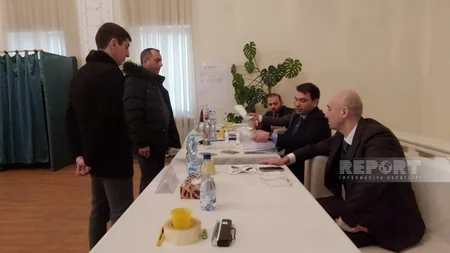 Voting in Ukraine kicks off amid air attack