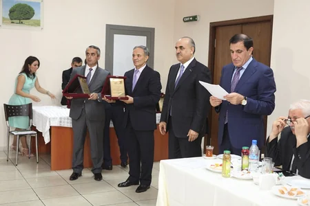 Səlim Müslümov jurnalistləri mükafatlandırıb