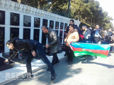 Qarabağ klubunun rəhbərliyi Şəhidlər Xiyabanını ziyarət edib - FOTO