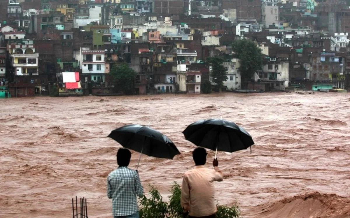 Pakistan evacuates 150,000 people after flood warning from India