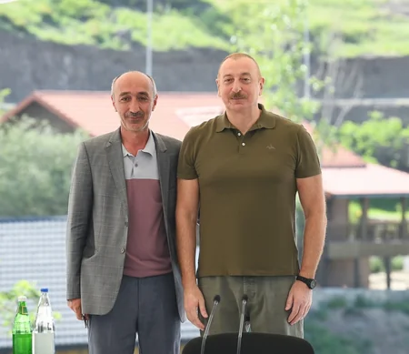 Dövlət başçısı Laçın şəhərinə qayıdan əhali ilə görüşüb, evlərin açarlarını onlara təqdim edib