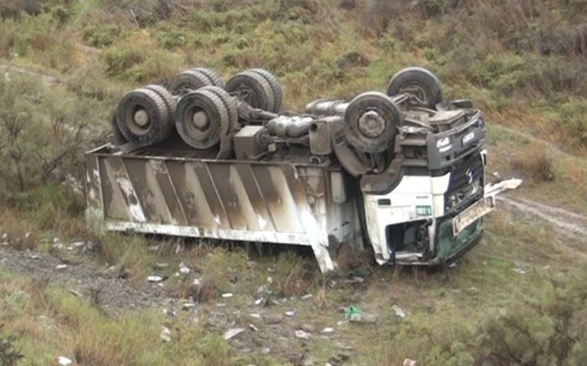 Kürün üzərindəki körpüdə mikroavtobusla toqquşan yük maşını dərəyə yuvarlanıb, xəsarət alanlar var - FOTO