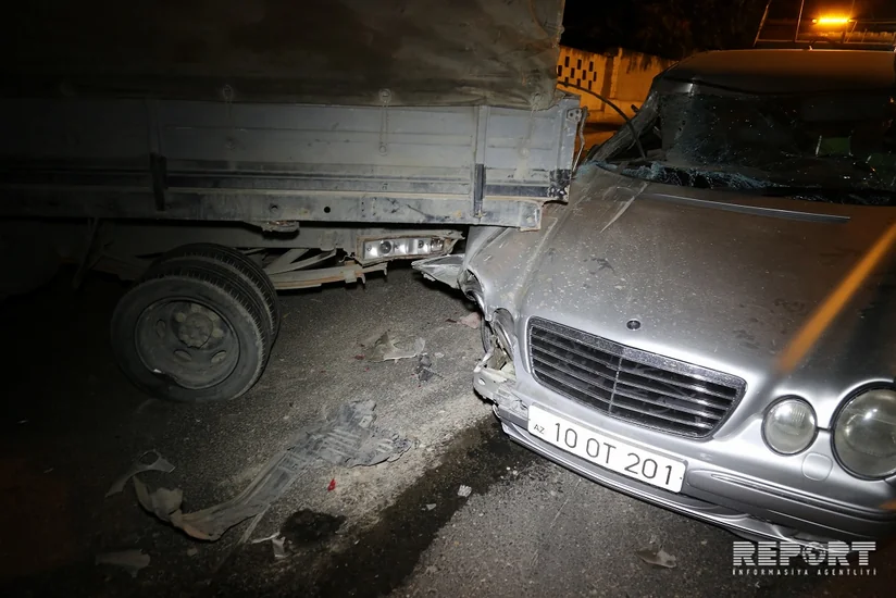 Столкнувшиеся автомобили снесли ограду Ясамальского кладбища - ВИДЕО - ОБНОВЛЕНО
