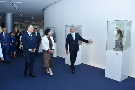 Albaniya Prezidenti və xanımı Heydər Əliyev Mərkəzi ilə tanış olublar