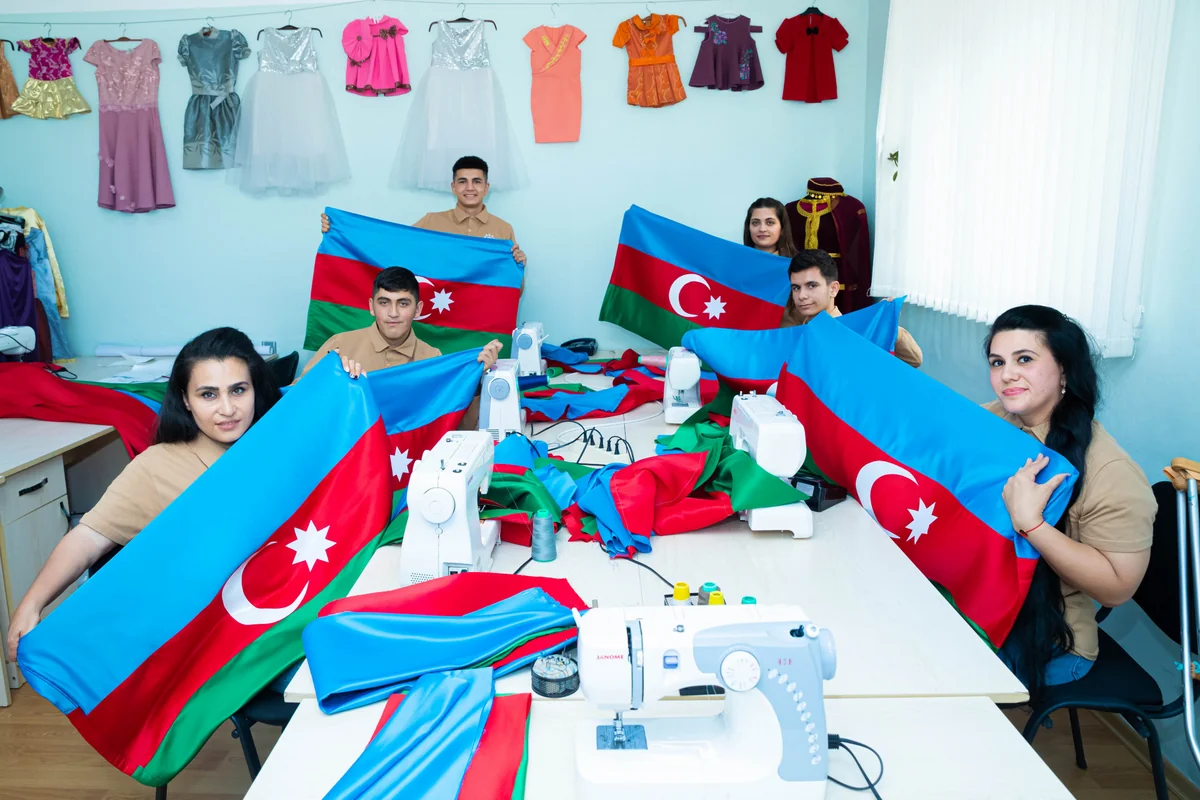 Əlilliyi olan şəxslər Vətən müharibəsinin ildönümü ilə bağlı 44 Azərbaycan bayrağı tikir