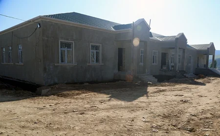 Müdafiə naziri cəbhəboyu zonada tikintisi davam edən hərbi hissələrdə olub