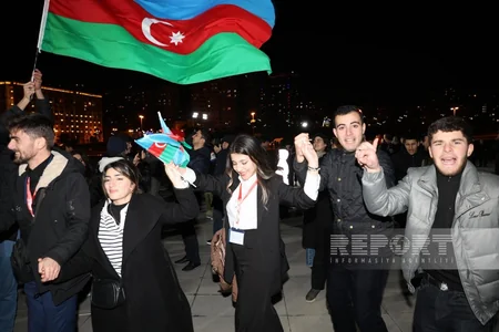 Bakıda Heydər Əliyev Mərkəzinin qarşısında xalq seçkinin ilkin nəticələrini izdihamla qeyd edir