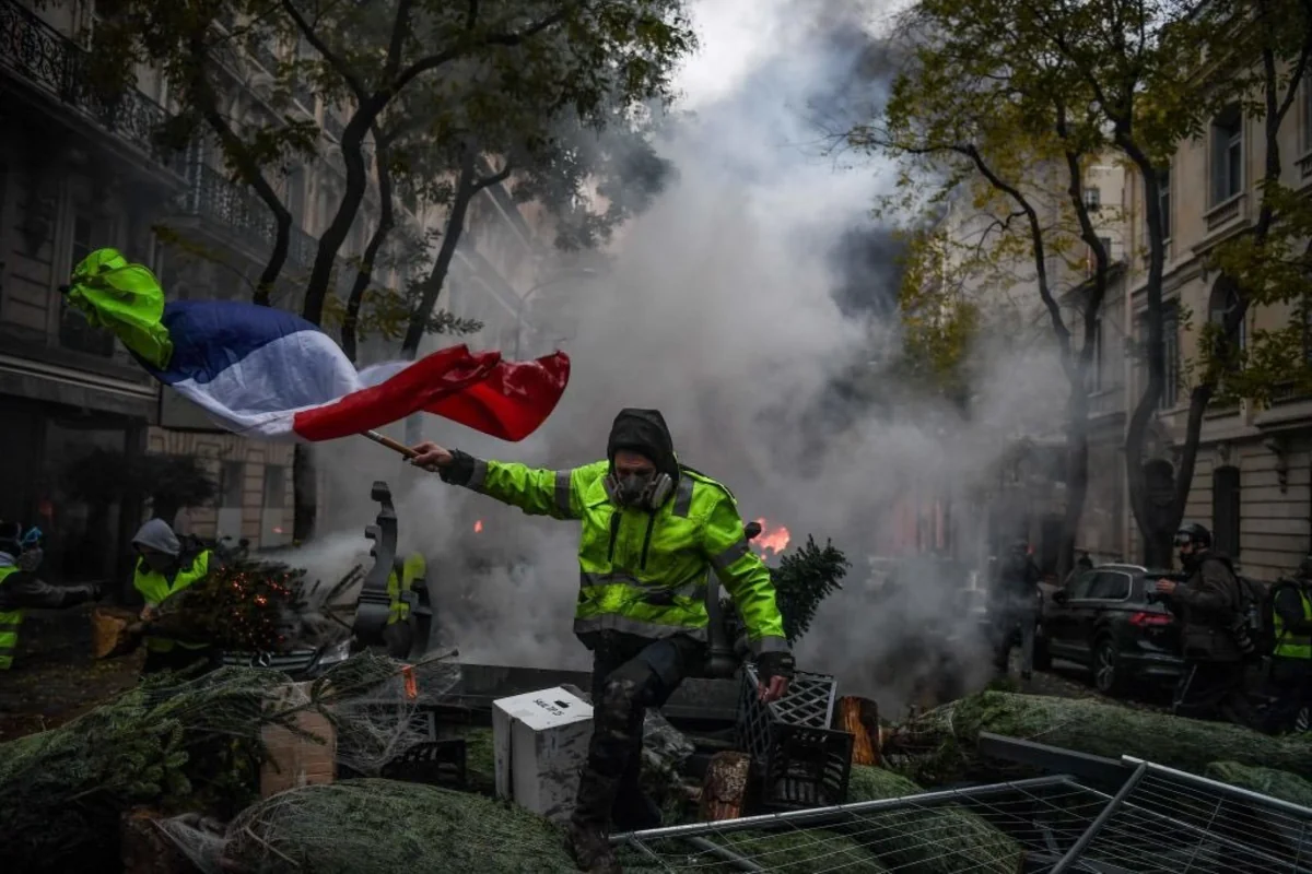 French health workers protest following yellow vests