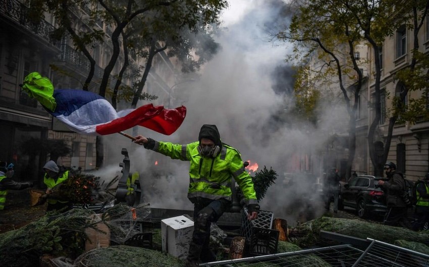 Traffic disrupted in Paris, police take up positions near Arc de Triomphe