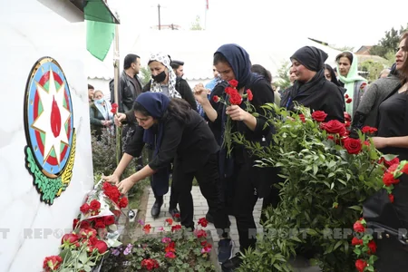 Bakıda üç şəhidin xatirə lövhəsinin açılışı olub