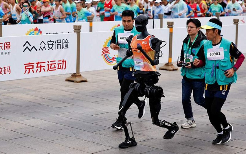 Beijing hosts 'world's 1st' humanoid robot half marathon