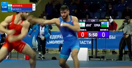 Rusiya çempionatında güləşçilər arasında yumruq davası