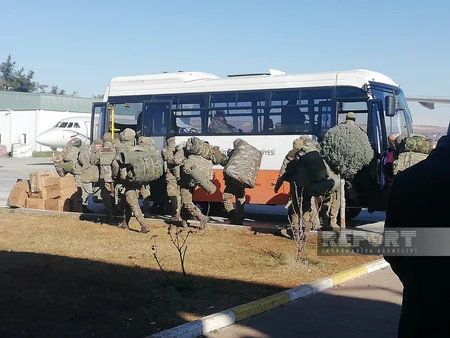 Репортаж из аэропорта в Газиантепе, принимающего помощь и спасателей 
