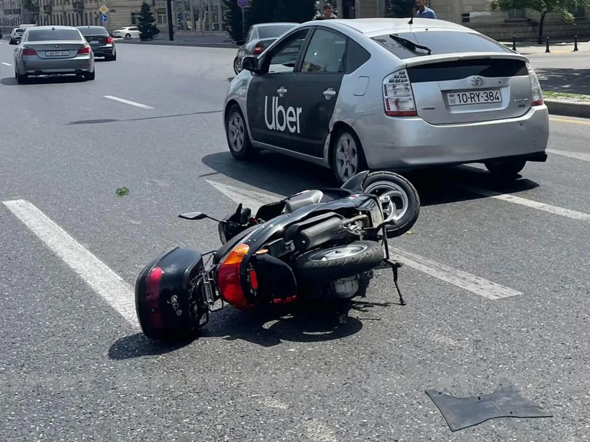 Bakıda avtomobillə moped toqquşub, sürücü ölüb