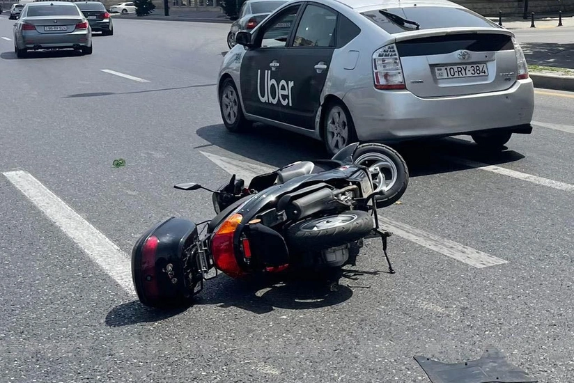Водитель мопеда погиб при столкновении с легковушкой в Баку