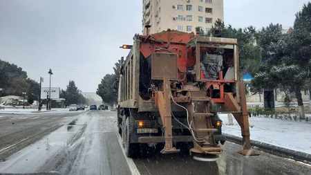 Sumqayıtda yollar qardan təmizlənir, duz-qum qarışığı səpilir