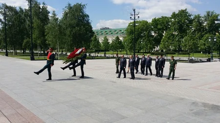 Elmar Məmmədyarov Moskvada naməlum əsgər abidəsini ziyarət edib - FOTO