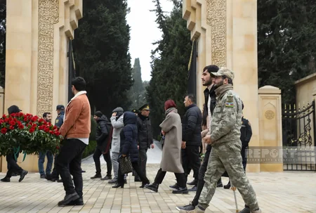 Azərbaycan xalqı Fəxri xiyabanda Ümummilli Liderin məzarını ziyarət edir