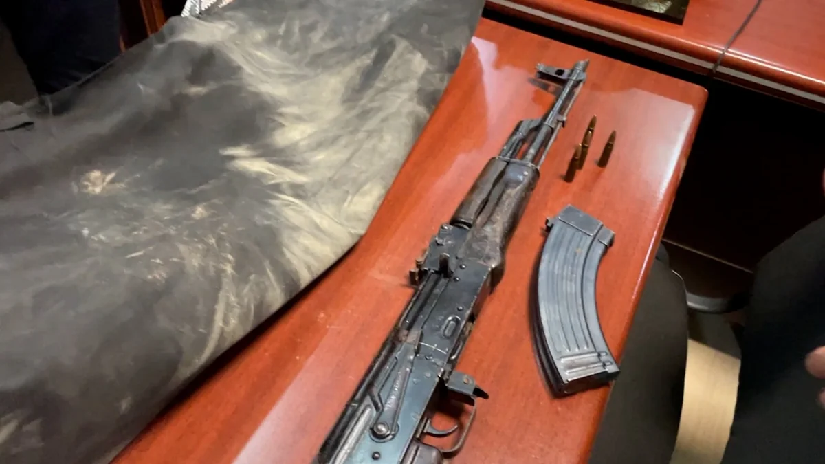 Bakıda narkokuryerlər və üzərində Kalaşnikov gəzdirən şəxs saxlanılıb