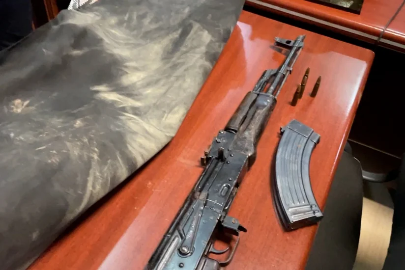 Bakıda narkokuryerlər və üzərində Kalaşnikov gəzdirən şəxs saxlanılıb