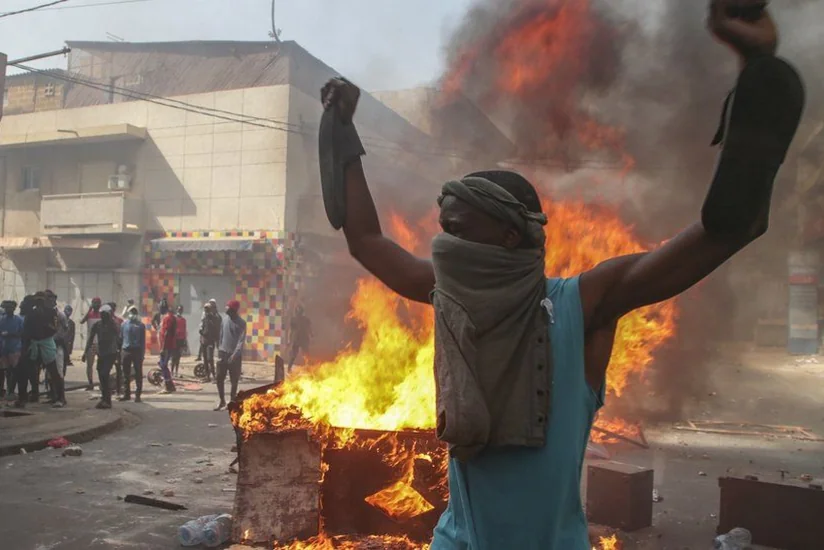 Seneqalda etiraz aksiyalarında Fransa bayrağı yandırılıb
