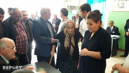 Bərdənin 122 yaşlı sakini seçki məntəqəsinə gələrək səsvermədə iştirak edib - FOTO