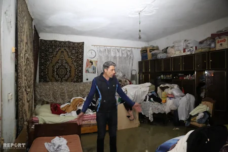 Bakıda borunun partlaması nəticəsində 30-a yaxın ev su altında qalıb, sakinlər təxliyyə ediliblər - VİDEO - YENİLƏNİB