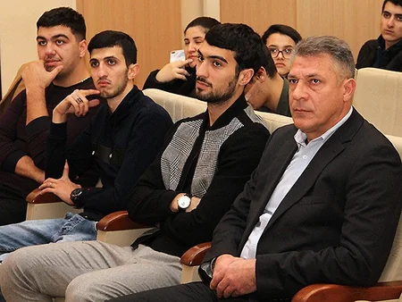 Mahir Mədətov Avroliqanın finalı ilə əlaqədar tələbələrlə görüşüb