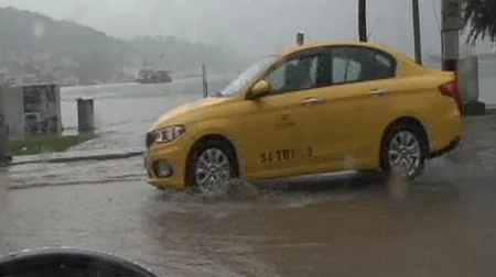 İstanbulda yağış həyatı iflic edib - FOTO