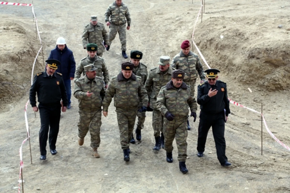 Müdafiə naziri hərbi şəhərcikdə aparılan əsaslı tikinti işlərini yoxlayıb