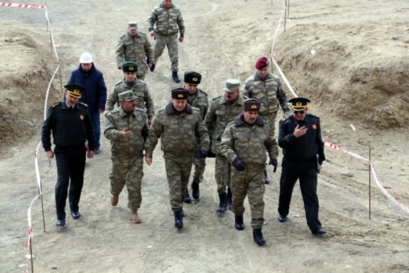 Müdafiə naziri hərbi şəhərcikdə aparılan əsaslı tikinti işlərini yoxlayıb