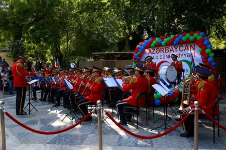 Respublika Günü münasibətilə hərbi orkestrlərin çıxışları təşkil olunub