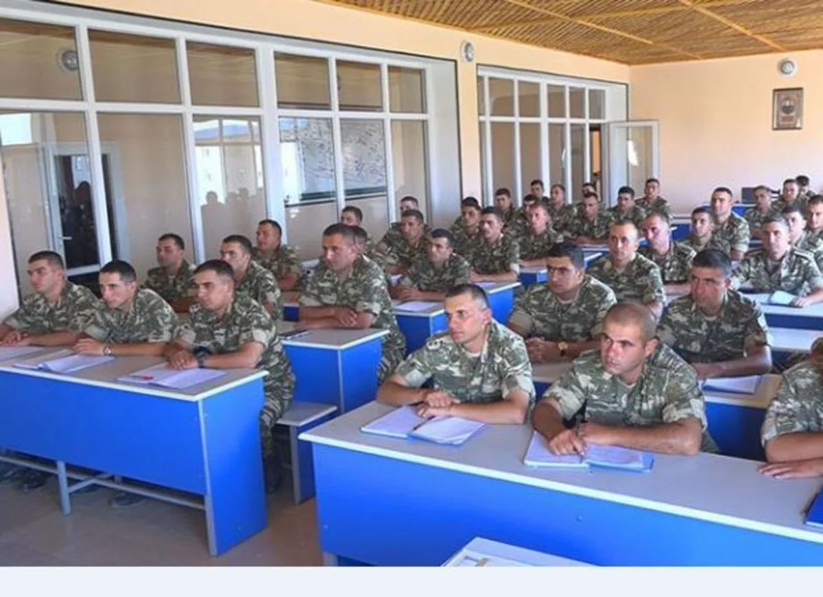 Naxçıvan Qarnizonunda komandir hazırlığı üzrə məşğələlər keçirilib