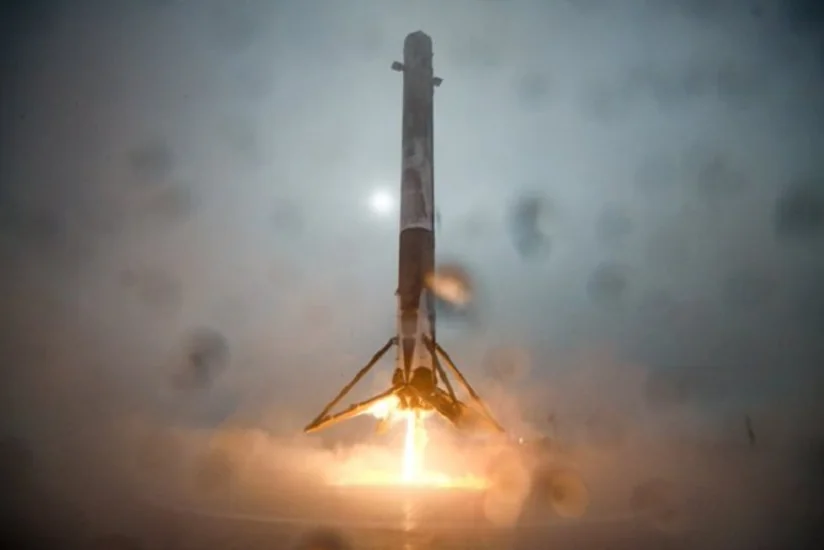 Первая ступень ракеты-носителя Falcon 9 опрокинулась при посадке на морскую платформу