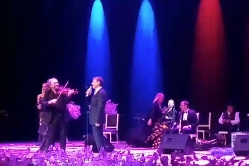 Türkiyənin Gəncədəki baş konsulu Zəki Öztürk konsertdə mahnı oxuyub - VİDEO - YENİLƏNİB