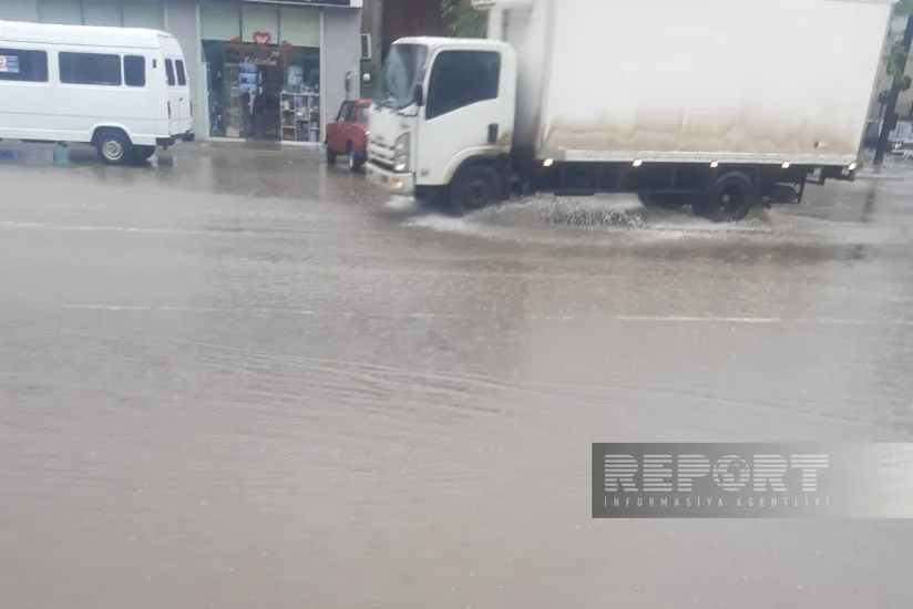 Проливные дожди затопили центральные улицы Билясувара