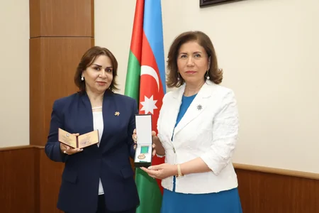 Bahar Muradova “Tərəqqi” medalı ilə təltif olunan qadınların mükafatlarını təqdim edib