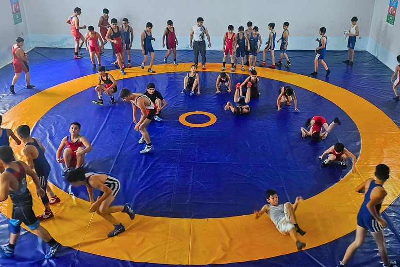 Azərbaycan Güləş Federasiyası xalq pəhləvanının adını daşıyan idman klubunu zəruri inventarla təmin edib