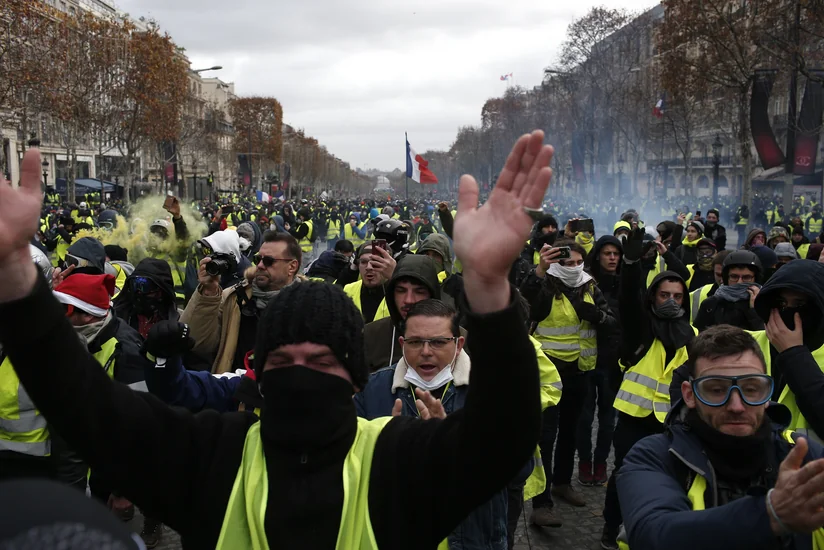 На акции протеста во Франции пострадали полицейские