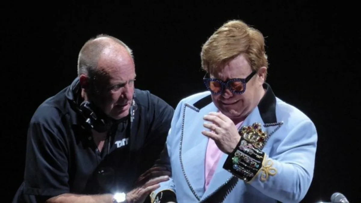 Elton Con ağlayaraq səhnəni tərk etdi - VİDEO