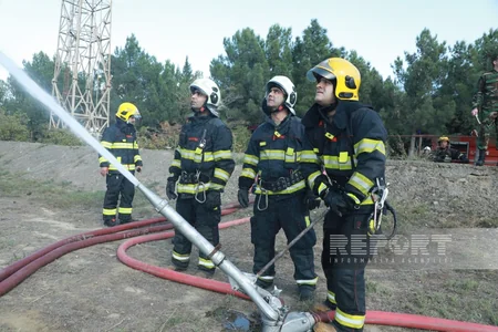 Neft məhsulları saxlanılan çənlərdə yanğınların söndürülməsi” mövzusunda yanğın-taktiki təlim keçirilib